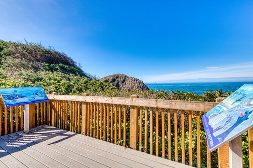 Quaint cottage in the woods 75 yards to the beach - dog-friendly, firepit & WiFi