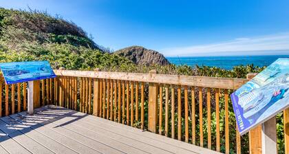 Quaint cottage in the woods 75 yards to the beach - dog-friendly, firepit & WiFi