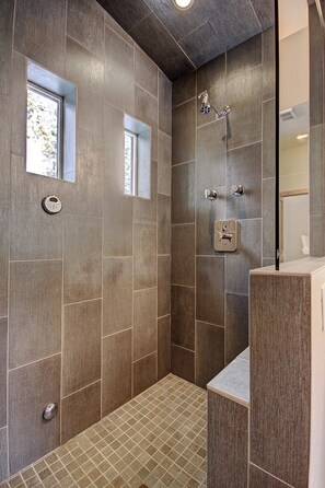 Ensemble baignoire-douche, séchoir à cheveux, serviettes fournies