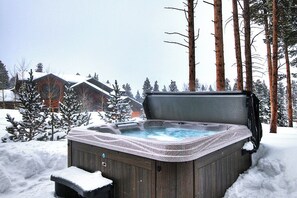 Outdoor spa tub - Experience luxury in this 4-bedroom Cloud Cabin in Breckenridge! (Breckenridge)
