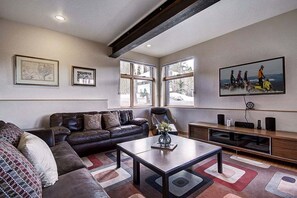 TV, fireplace - Experience luxury in this 4-bedroom Cloud Cabin in Breckenridge! (Breckenridge)