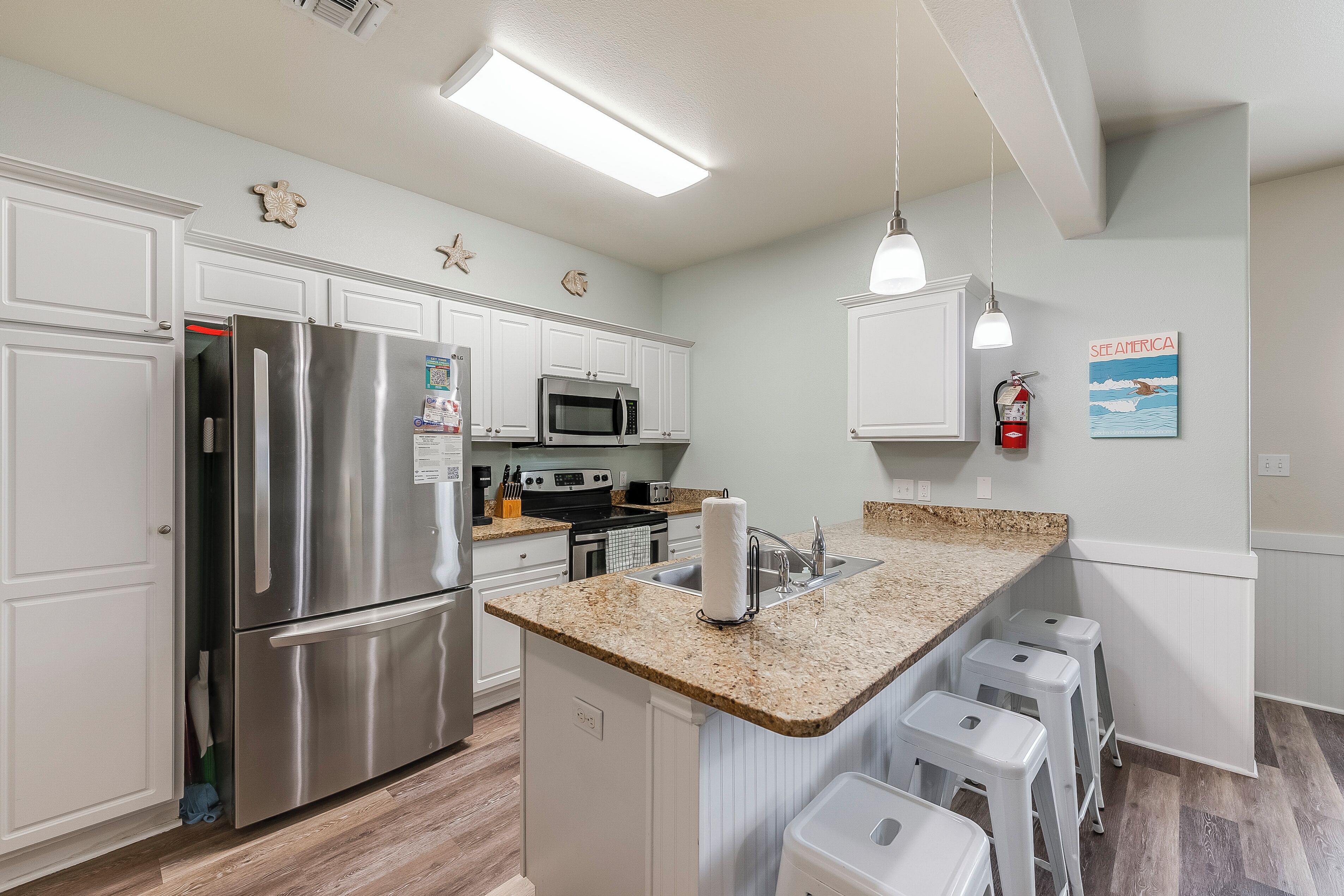 Réfrigérateur, micro-ondes, four, plaque de cuisson