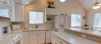 Lakeview Family-Friendly Home  - Just a Block to Sunset Beach Access