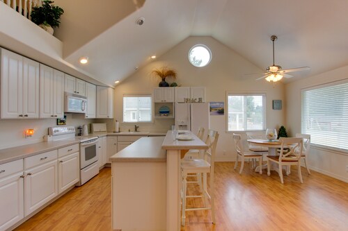 Lakeview Family-Friendly Home  - Just a Block to Sunset Beach Access