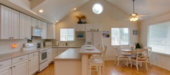 Lakeview Family-Friendly Home  - Just a Block to Sunset Beach Access