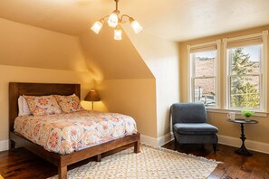 3 bedrooms, iron/ironing board, WiFi, bed sheets - Historic Charm and Style. Ideal Old Town Location & Amazing Outdoor Space at Park City Norfolk Dream (Park City)