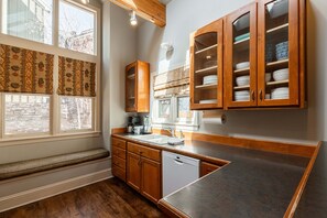 Kühlschrank, Mikrowelle, Herdplatte, Geschirrspüler