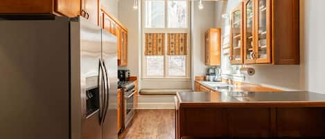 Coffee/tea maker, fridge, microwave, stovetop