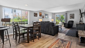 Ein modernes Wohnzimmer mit Essbereich, einer Couch und einem Couchtisch.