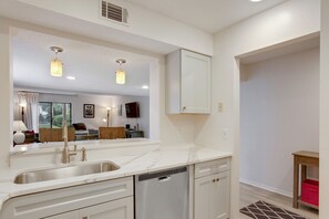 Interior - Courtside 10 - Ground Floor - Updated - Short Walk to the Beach (Hilton Head Island)