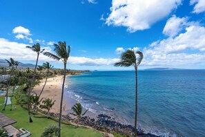 على الشاطئ، كراسي للتشمس، مناشف للشاطئ