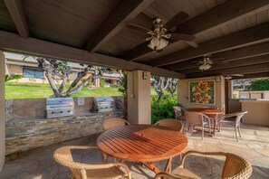 Outdoor dining - Save up to 25% on stays thru 9/30/25! 2B/2B w/AC! Perfect Family Getaway KRH202! (Lahaina)