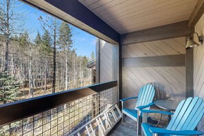 Property grounds - Cozy, updated condo with pool, hot tub, on-site golf, sauna & mountain views (NorthStar-Truckee)