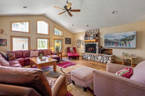 Smart TV, lareira, DVD player, livros