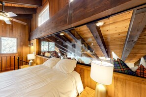 2 bedrooms, desk, Internet, bed sheets