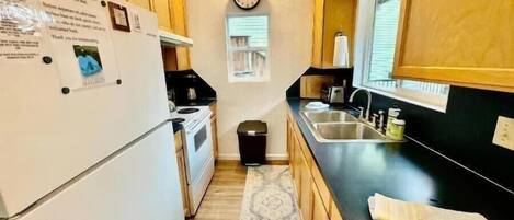 Full-sized fridge, microwave, oven, stovetop