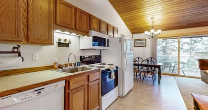 Condominio amigable para perros con vista al lago, jacuzzi / piscina compartido, acceso a la playa cercana