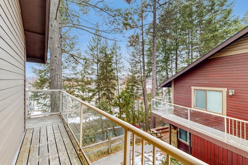 Dog-friendly condo with lake view, hot tub & pool - near beach access