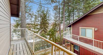 Dog-friendly condo with lake view, hot tub & pool - near beach access