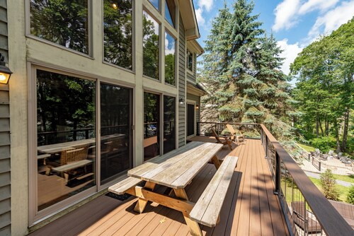 Spacious Mountain Escape w/ Hot Tub and Fireplace