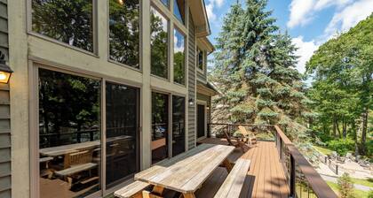 Spacious Mountain Escape w/ Hot Tub and Fireplace
