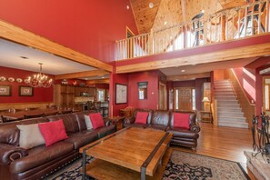 Smart TV, fireplace, DVD player, computer monitors - Spacious Mountain Escape w/ Hot Tub and Fireplace (OAKLAND)