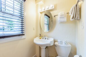 Articles de toilette gratuits, sèche-cheveux, serviettes fournies