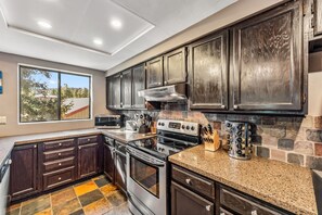 Fridge, microwave, oven, stovetop - Rocky Mountain Mama S (Breckenridge)