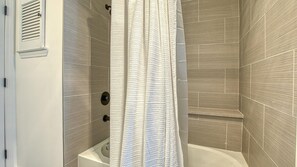 Ensemble douche/baignoire, serviettes fournies