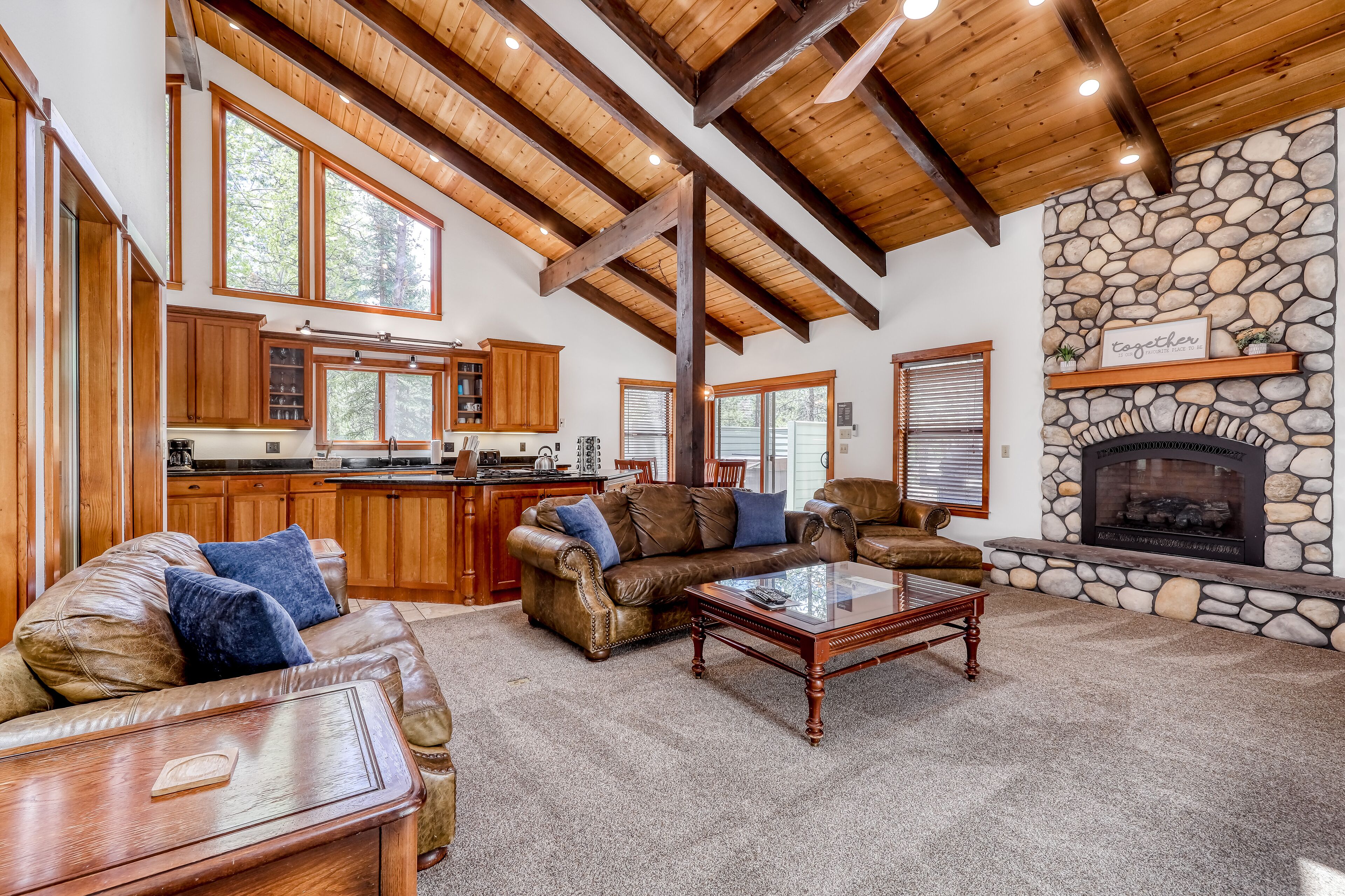 Lovely home near the Deschutes w/private hot tub, shared pool + 10 SHARC passes