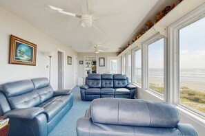 Téléviseur, foyer, lecteur de DVD, livres