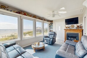 Fernseher, Kamin, DVD-Player, Bücher