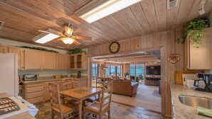 Coffee/tea maker, fridge, microwave, oven - Charming 1 bedroom Lakefront (Kings Beach)