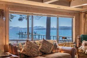 Älytelevisio, takka, DVD-soitin, stereot