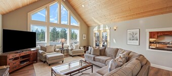 Five Peaks - Gorgeous! Hot Tub, Mountain Views, Road to Mt Bachelor!