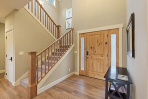 Interior - Five Peaks - Gorgeous! Hot Tub, Mountain Views, Road to Mt Bachelor! (Bend)