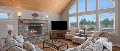 Télévision, cheminée, lecteur de DVD, vidéothèque