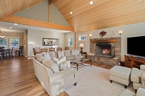 Télévision, cheminée, lecteur de DVD, vidéothèque