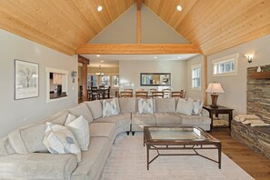 TV, fireplace, DVD player, video library - Five Peaks - Gorgeous! Hot Tub, Mountain Views, Road to Mt Bachelor! (Bend)