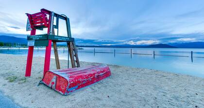 Cozy et chaleureuse maison au bord du lac avec une vue magnifique, grande terrasse, quai