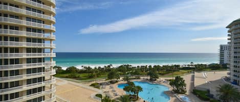 Alberca techada y alberca climatizada