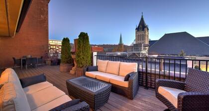 Ellington Loft | City Views + Biltmore Pass | Walk to Everything