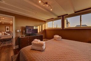 3 bedrooms, desk, iron/ironing board, free WiFi