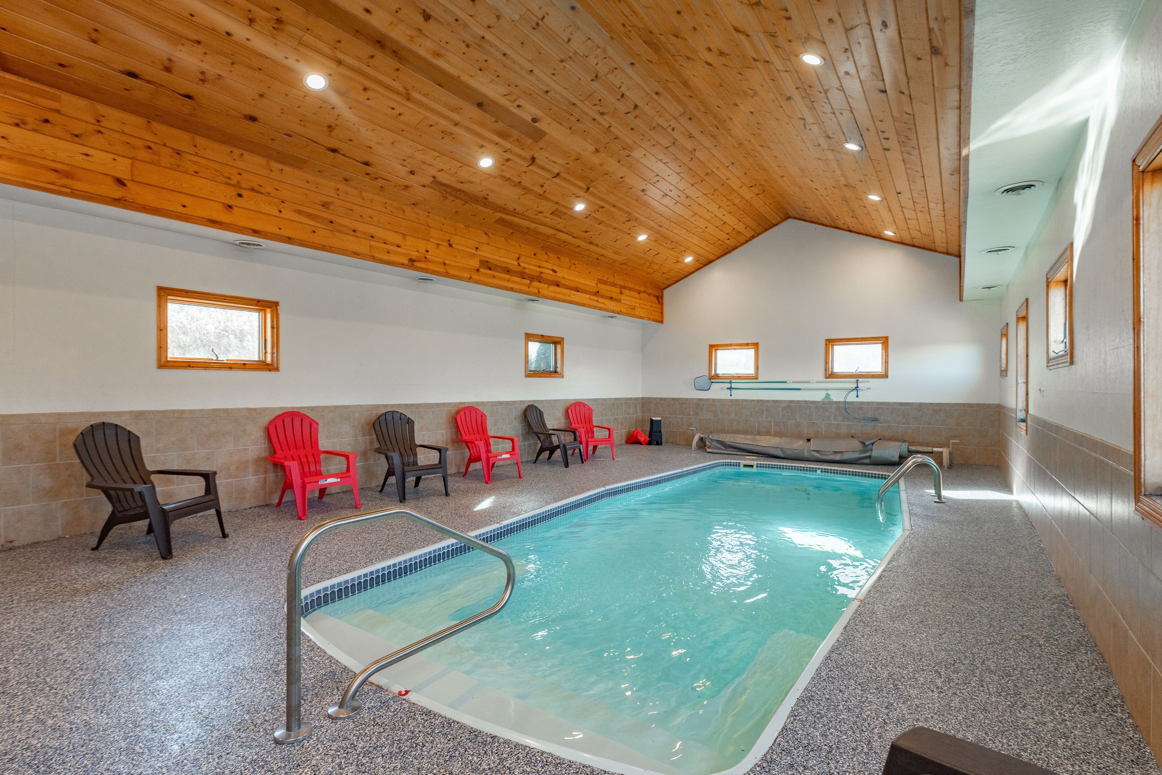 Boats and Snow: Lake Access, Dogs Welcome, Indoor Pool, Hot Tub!