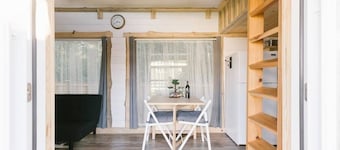 Modern Urban Tiny House w/ 2BR near Airport and Transportation-Private Setting