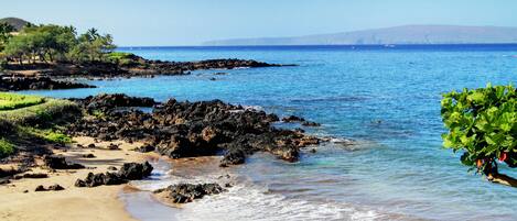En la playa, camastros y toallas de playa