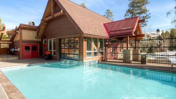 Een verwarmd zwembad