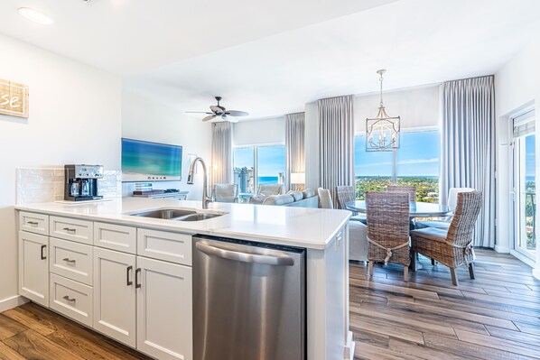 Refrigerador, microondas, horno, placa de cocina