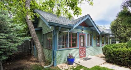 Beautiful Cheyenne Cañon Retreat with Hot Tub, Walk To Broadmoor Hotel & Trails.