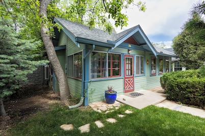 Beautiful Cheyenne Cañon Retreat with Hot Tub, Walk To Broadmoor Hotel & Trails.